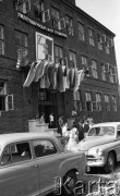 Sierpień 1959, Sandomierz, Polska.
Międzynarodowy obóz studencki zorganizowany przez Zrzeszenie Studentów Polskich, flagi państwowe nad wejściem do budynku.
Fot. Romuald Broniarek/KARTA