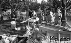 Sierpień 1959, Sandomierz, Polska.
Pogorzelcy z ocalonym dobytkiem, na pierwszym planie meble, w tle kobiety i dzieci.
Fot. Romuald Broniarek/KARTA