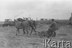 Maj 1977, Polska.
Spychacze na budowie szerokotorowej Magistrali Hutniczo-Siarkowej, na pierwszym planie rolnik pracujący w polu.
Fot. Romuald Broniarek/KARTA