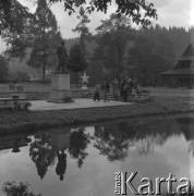 Lipiec 1977, Poronin, Polska.
Pomnik Włodzimierza Lenina, z prawej budynek muzeum.
Fot. Romuald Broniarek/KARTA