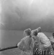 Lipiec 1977, Morskie Oko, Polska.
Turyści w płaszczach przeciwdeszczowych nad Morskim Okiem.
Fot. Romuald Broniarek/KARTA