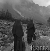 Lipiec 1977, Morskie Oko, Polska.
Dwie zakonnice na górskim szlaku w okolicach Morskiego Oka.
Fot. Romuald Broniarek/KARTA