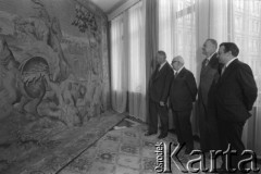 Lipiec 1977, Warszawa, Polska.
Siedziba KC PZPR, ambasador ZSRR Stanisław Piłatowicz (stoi z prawej) przekazuje Edwardowi Gierkowi polskie dzieła sztuki, które znalazły się w Związku Radzieckim podczas II wojnie światowej. Za ambasadorem stoją: Piotr Jaroszewicz, Henryk Jabłoński i Edward Gierek.
Fot. Romuald Broniarek/KARTA