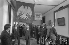 Lipiec 1977, Warszawa, Polska.
Siedziba KC PZPR, ambasador ZSRR Stanisław Piłatowicz przekazuje Edwardowi Gierkowi polskie dzieła sztuki, które znalazły się w Związku Radzieckim podczas II wojnie światowej.
Fot. Romuald Broniarek/KARTA