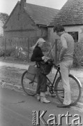 Lipiec 1977, Śliwno, Polska.
Listonoszka rozwożąca listy mieszkańcom Śliwna.
Fot. Romuald Broniarek/KARTA