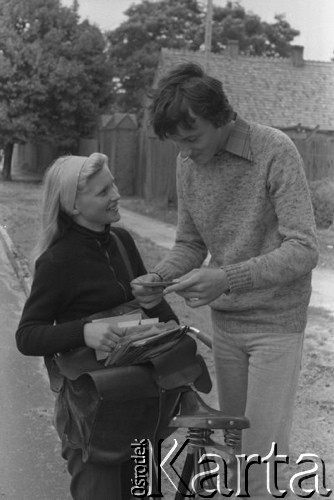 Lipiec 1977, Śliwno, Polska.
Listonoszka rozwożąca listy mieszkańcom Śliwna.
Fot. Romuald Broniarek/KARTA