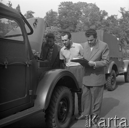 Sierpień 1959, Warszawa, Polska.
Przedstawiciele ambasady radzieckiej przekazują Towarzystwu Przyjaźni Polsko Radzieckiej samochody - kina objazdowe.
Fot. Romuald Broniarek/KARTA