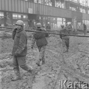 Marzec 1978, Dąbrowa Górnicza, woj. Katowice, Polska.
Budowa Huty Katowice, robotnicy podczas pracy.
Fot. Romuald Broniarek/KARTA
