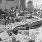 Marzec 1978, Krzyż, Polska.
Uczniowie szkoły podstawowej podczas lekcji, z prawej stoi nauczycielka.
Fot. Romuald Broniarek/KARTA