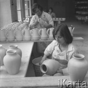 Kwiecień 1978, Chodzież, Polska.
Zakłady Porcelany i Porcelitu, na pierwszm planie pracownica w fartuchu, wygładzająca gliniany dzban.
Fot. Romuald Broniarek/KARTA