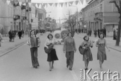 Kwiecień 1978, Radom, Polska.
Eliminacje konkursu piosenki radzieckiej, członkowie zespołu idą ulicą z instrumentami muzycznymi.
Fot. Romuald Broniarek/KARTA
