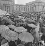 Maj 1978, Warszawa, Polska.
Targi książki, tłum ludzi z parasolami przed Pałacem Kultury i Nauki, w tle wejście do Pałacu Młodzieży.
Fot. Romuald Broniarek/KARTA

