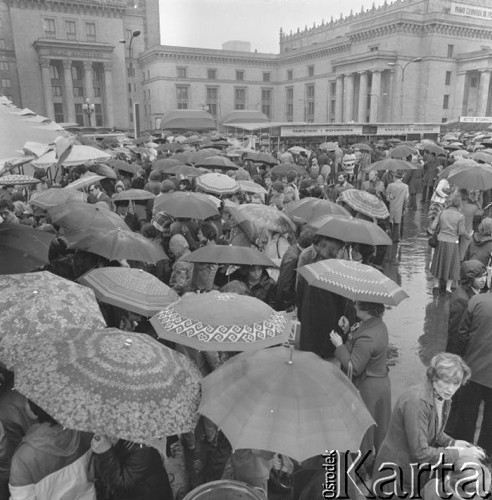 Maj 1978, Warszawa, Polska.
Targi książki, tłum ludzi z parasolami przed Pałacem Kultury i Nauki, w tle wejście do Pałacu Młodzieży.
Fot. Romuald Broniarek/KARTA

