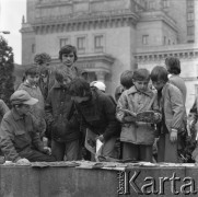 Maj 1978, Warszawa, Polska.
Kiermasz książki przed Pałacem Kultury i Nauki, chłopcy z komiksami, chłopiec z prawej trzyma niemieckie wydanie 