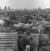 Lipiec 1978, Łomża, Polska. 
Targowisko, mieszkańcy okolicznych wsi ze swoimi produktami. 
Fot. Romulad Broniarek/KARTA
