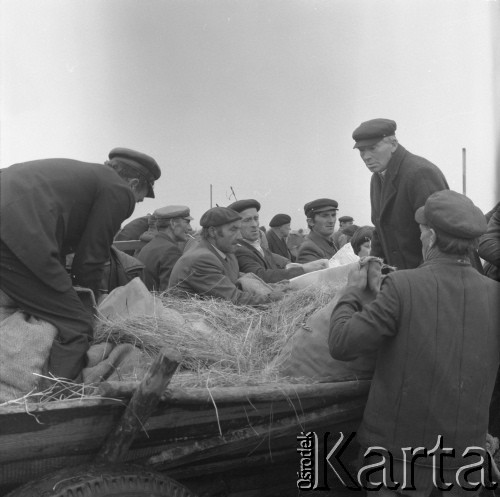 Lipiec 1978, Łomża, Polska.
Targowisko, mężczyźni wokół wozu z produktami rolniczymi.
Fot. Romuald Broniarek/KARTA