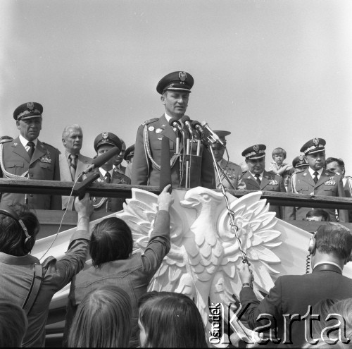 Lipiec 1978, Dęblin, Polska.
Mirosław Hermaszewski przemawiający podczas wizyty w Wyższej Szkole Oficerskiej Sił Powietrznych, na pierwszym planie dziennikarze z mikrofonami.
Fot. Romuald Broniarek/KARTA