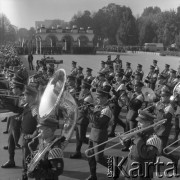 Październik 1978, Warszawa, Polska. 
Defilada wojskowa na Placu Zwycięstwa, orkiestra wojskowa, w oddali Grób Nieznanego Żołnierza.
Fot. Romuald Broniarek/KARTA
