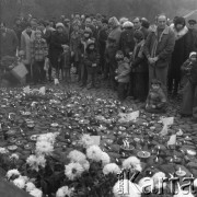 Październik 1978, Warszawa, Polska. 
Dorośli i dzieci zgromadzeni przed pomnikiem 