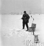 Styczeń 1978, Polska.
Wędkarz łowiący ryby w przeręblu.
Fot. Romuald Broniarek/KARTA