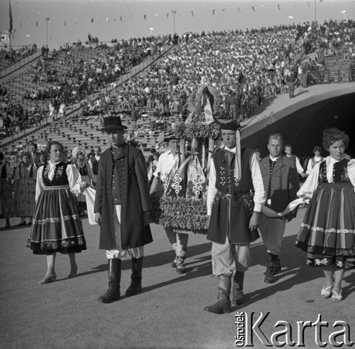 Wrzesień 1959, Warszawa, Polska.
Próba przed dożynkami na Stadionie Dziesięciolecia, członkowie zespołu folklorystycznego.
Fot. Romuald Broniarek/KARTA