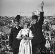 Wrzesień 1959, Warszawa, Polska.
Próba przed dożynkami na Stadionie Dziesięciolecia, dziewczyna w stroju regionalnym i dwaj górnicy.
Fot. Romuald Broniarek/KARTA