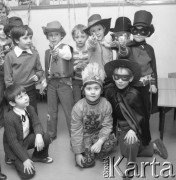Luty 1979, Warszawa, Polska. 
Zabawa w szkole na Jelonkach, część chłopców w przebraniach kowbojów, Indian i Zorro. 
Fot. Marek Broniarek/KARTA
