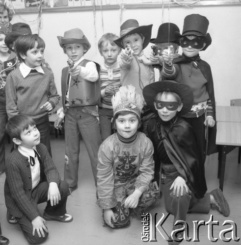 Luty 1979, Warszawa, Polska. 
Zabawa w szkole na Jelonkach, część chłopców w przebraniach kowbojów, Indian i Zorro. 
Fot. Marek Broniarek/KARTA

