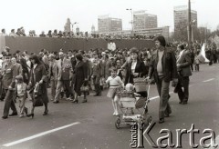 1.05.1980, Warszawa, Polska.
Ulica Marszałkowska, uczestnicy pochodu pierwszomajowego przechodzą przed trybuną honorową, na której stoją działacze partyjni i przedstawiciele władz państwowych.
Fot. Romuald Broniarek/KARTA