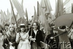 1.05.1980, Warszawa, Polska.
Ulica Marszałkowska, młodzież ze szturmówkami w pochodzie pierwszomajowym.
Fot. Romuald Broniarek/KARTA