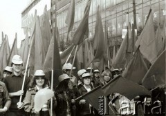 1.05.1980, Warszawa, Polska.
Ulica Marszałkowska, młodziez ze szturmówkami w pochodzie pierwszomajowym.
Fot. Romuald Broniarek/KARTA
