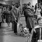 Maj 1980, Warszawa, Polska.
Kiermasz książki, na pierwszym planie rodzina z dzieckiem w wózku, w tle stoiska wydawców.
Fot. Romuald Broniarek/KARTA
