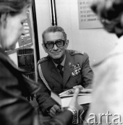 Maj 1980, Warszawa, Polska.
Kiermasz książki - pisarz Janusz Przymanowski podpisujący swoje książki.
Fot. Romuald Broniarek/KARTA
