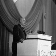 Październik 1959, Warszawa, Polska.
Uroczysta akademia z okazji 42. rocznicy Rewolucji Październikowej. Na mównicy stoi Józef Cyrankiewicz.
Fot. Romuald Broniarek/KARTA