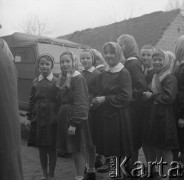 1959, pow. Siedlce, woj. Warszawa, Polska. 
Objazdowe kino Towarzystwa Przyjaźni Polsko-Radzieckiej w wiejskiej szkole, grupa uczennic w fartuszkach i chustkach na głowach. 
Fot. Romuald Broniarek/KARTA