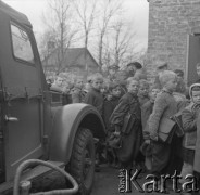 1959, pow. Siedlce, woj. Warszawa, Polska.
Objazdowe kino Towarzystwa Przyjaźni Polsko-Radzieckiej w wiejskiej szkole. Dzieci tłoczące się przy wejściu do szkoły.
Fot. Romuald Broniarek/KARTA