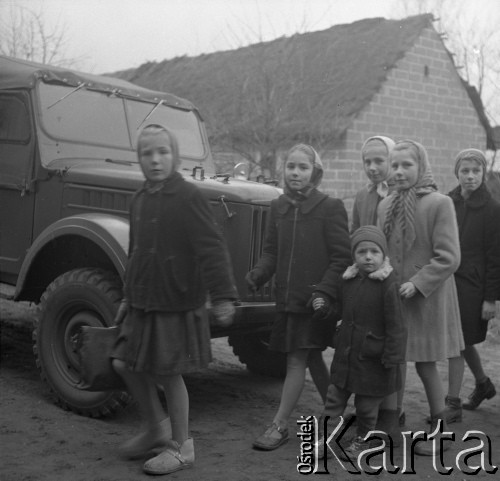 1959, pow. Siedlce, woj. Warszawa, Polska.
Objazdowe kino Towarzystwa Przyjaźni Polsko-Radzieckiej w wiejskiej szkole. Dzieci w drodze do szkoły. 
Fot. Romuald Broniarek/KARTA