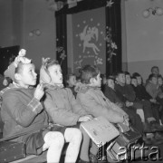 1959, pow. Siedlce, woj. Warszawa, Polska.
Objazdowe kino Towarzystwa Przyjaźni Polsko-Radzieckiej z wizytą w wiejskiej szkole. Dzieci w sali, w której odbywała się projekcja.
Fot. Romuald Broniarek/KARTA