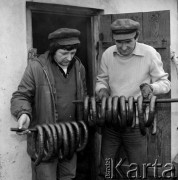 Październik 1981, Wola Osowińska k/Kocka, woj. Lublin, Polska.
Świniobicie - domowy wyrób wędlin, dwaj mężczyźni z wędzoną kiełbasą.
Fot. Romuald Broniarek/KARTA