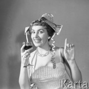 Grudzień 1959, Warszawa, Polska.
Barbara Bargiełowska, aktorka Teatru Syrena - sesja fotograficzna na noworoczną okładkę tygodnika 