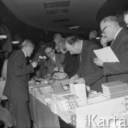 Styczeń 1960, Warszawa, Polska.
VI Krajowy Zjazd TPPR, delegaci oglądają publikacje leżące na stoisku.
Fot. Romuald Broniarek/KARTA