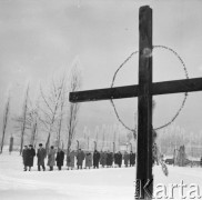 Styczeń 1960, Oświęcim, Polska.
VI Krajowy Zjazd TPPR, radziecka delegacja zwiedza obóz koncentracyjny Auschwitz-Birkenau.
Fot. Romuald Broniarek/KARTA