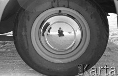 Styczeń 1960, Oświęcim, Polska.
VI Krajowy Zjazd TPPR, radziecka delegacja podczas podróży po Polsce - Romuald Broniarek fotografuje siebie w kołpaku na kole samochodu.
Fot. Romuald Broniarek/KARTA