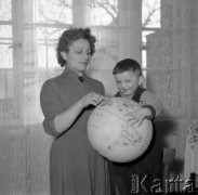 Luty 1960, Legnica, Polska.
Armia Radziecka w Polsce. Na zdjęciu rodzina oficera - kobieta i chłopiec z piłką-kulą ziemską.
Fot. Romuald Broniarek/KARTA