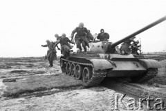 Luty 1960, Legnica, Polska.
Armia Radziecka w Polsce - czołgiści i fizylierzy podczas ćwiczeń na poligonie.
Fot. Romuald Broniarek/KARTA