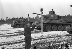 Luty 1960, Legnica, Polska.
Armia Radziecka w Polsce - czołgiści podczas ćwiczeń na poligonie.
Fot. Romuald Broniarek/KARTA