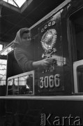Luty 1960, Wrocław, Polska.
Państwowa Fabryka Wagonów „Pafawag” - robotnica myje tablicę z godłem ZSRR na wagonie przeznaczonym dla Związku Radzieckiego.
Fot. Romuald Broniarek/KARTA