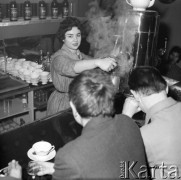 Luty 1960, Łódź, Polska.
Klub studencki - barmanka obsługuje ekspres do kawy, przy barze siedzą dwaj mężczyźni.
Fot. Romuald Broniarek/KARTA