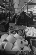 Luty 1960, Łódź, Polska.
Pracownice Zakładów Przemysłu Bawełnianego w hali produkcyjnej.
Fot. Romuald Broniarek/KARTA