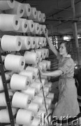 Luty 1960, Łódź, Polska.
Pracownica Zakładów Przemysłu Bawełnianego w hali produkcyjnej.
Fot. Romuald Broniarek/KARTA